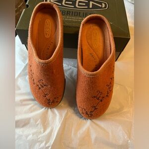 Keen women’s clogs, burnt orange felted material size 7, new in box